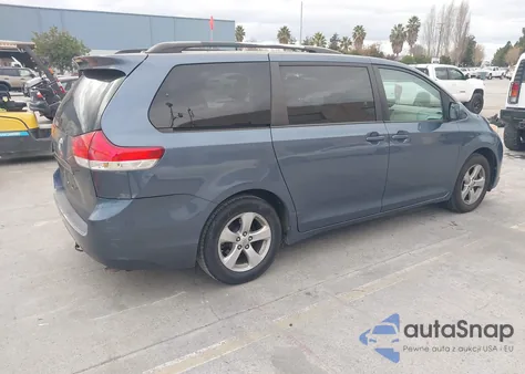 2013 Toyota Sienna Le V6 8 Passenger z USA, uszkodzony, nr VIN 5TDKK3DC9DS335124